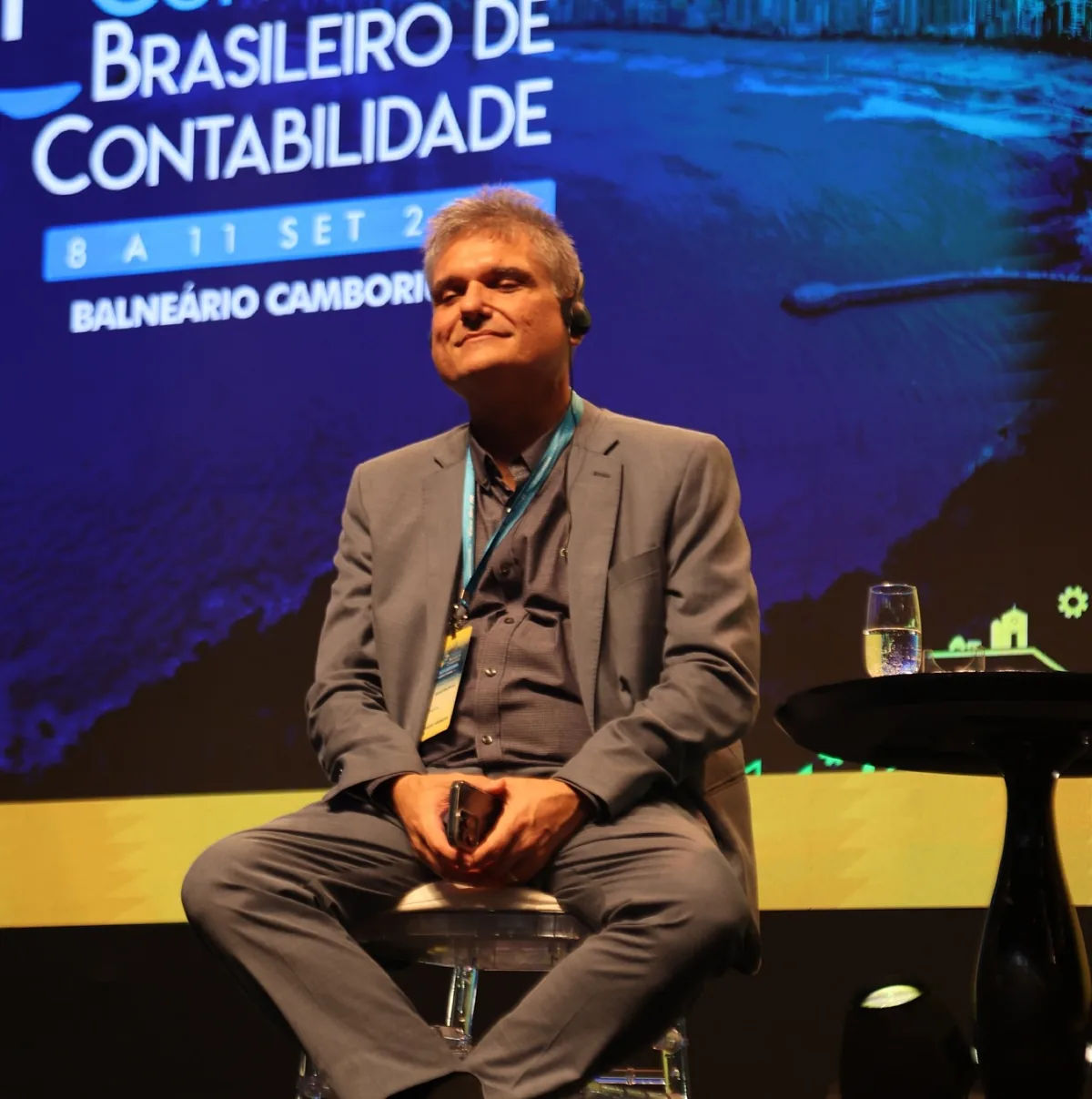 Edgar Madruga no palco do Congresso Brasileiro de Contabilidade, em Balneário Camboriú