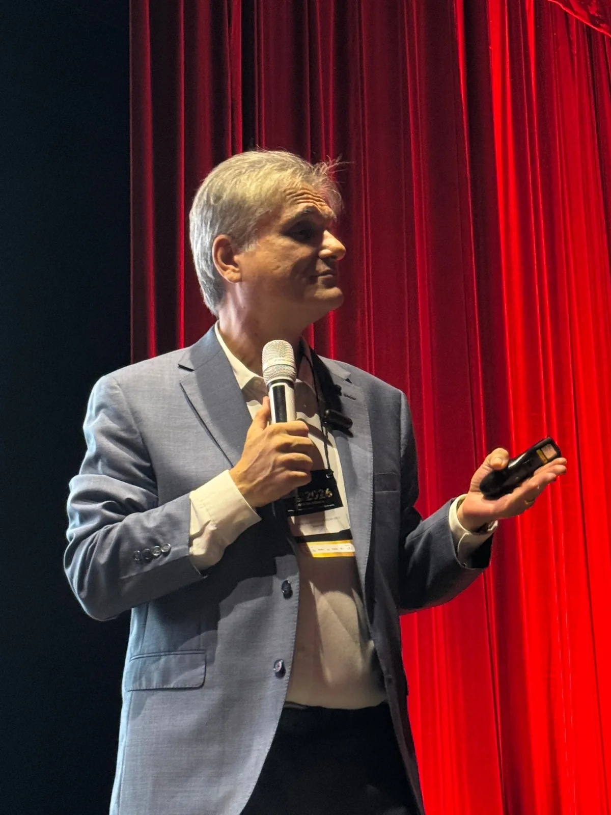 Edgar Madruga gesticulando durante palestra