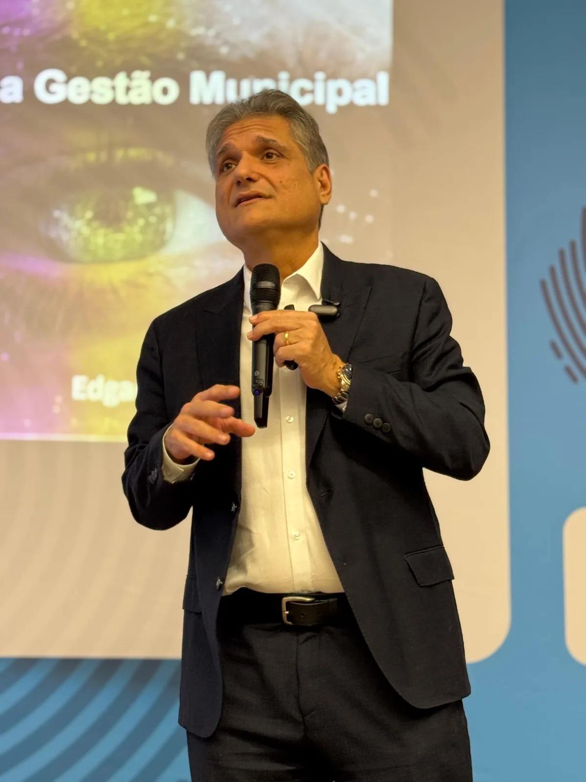 Edgar Madruga durante uma apresentação profissional