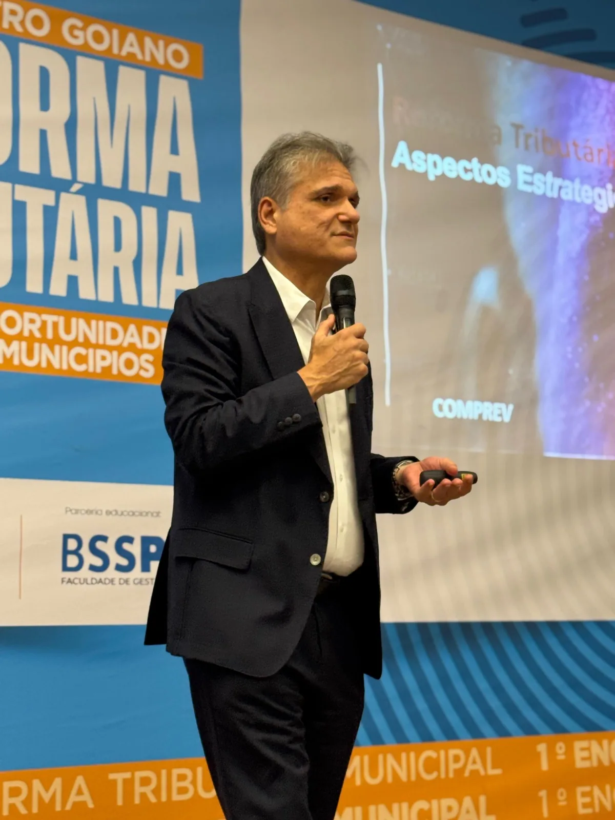 Edgar Madruga apresentando conteúdo diante de um telão
